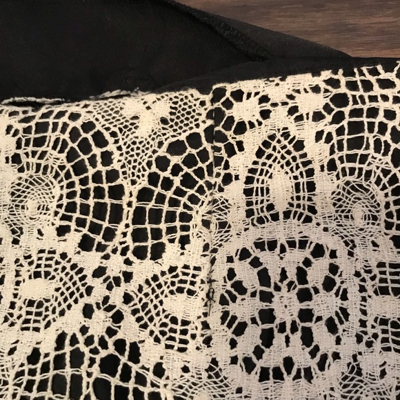 🎉5x HP🎉 Julie Haus Lace Black & White Silk Skirt - Picture 5 of 6